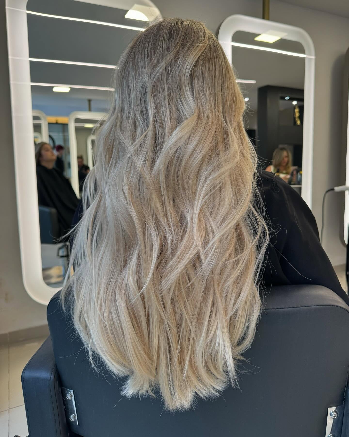 Loiro longo com ondas suaves