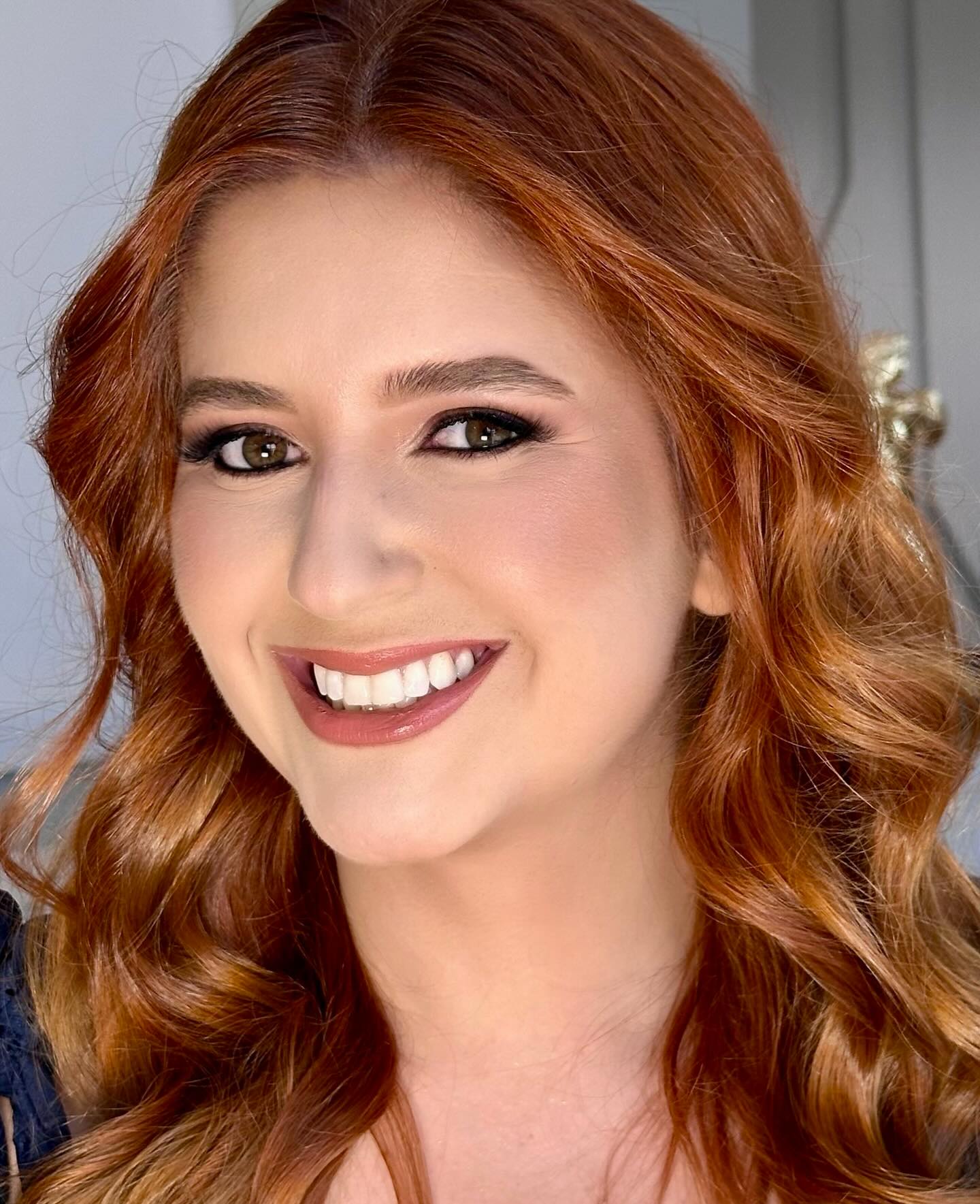 Maquiagem e cabelo ruivo finalizados